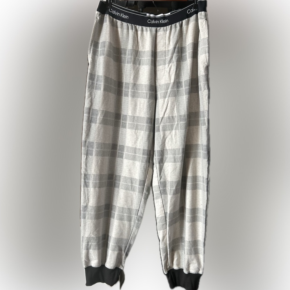Calvin Klein men’s Large  team and black sweat pants /sleep pants